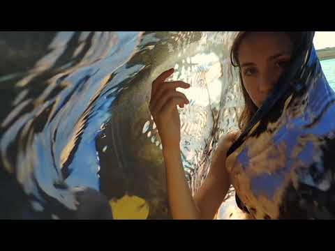 Adima is a brand that offers handcrafted shawls and foulards made with silk or organza fabric produced in the Lake Como area of Italy.